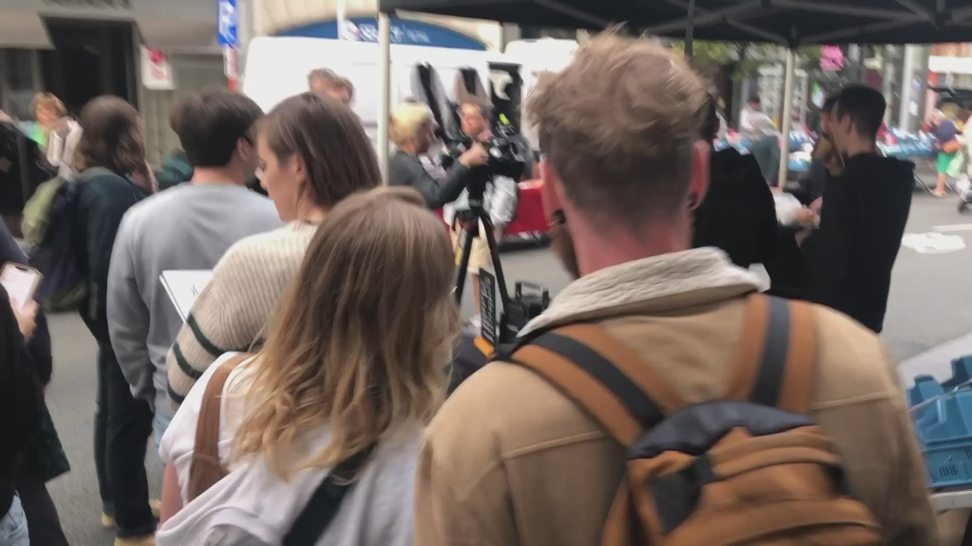 Rapper Brihang Brengt Zijn Nieuwe Plaat Aan De Man Op Maandagmarkt In