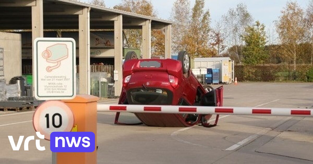 Auto Belandt Op Zijn Dak Op Containerpark In Stekene Vrt Nws Nieuws