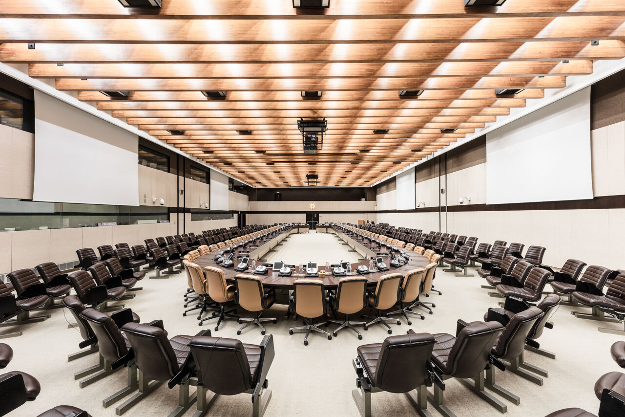 De grootste zittingszaal in het voormalige NAVO-complex De grootste zittingszaal in het voormalige NAVO-complex