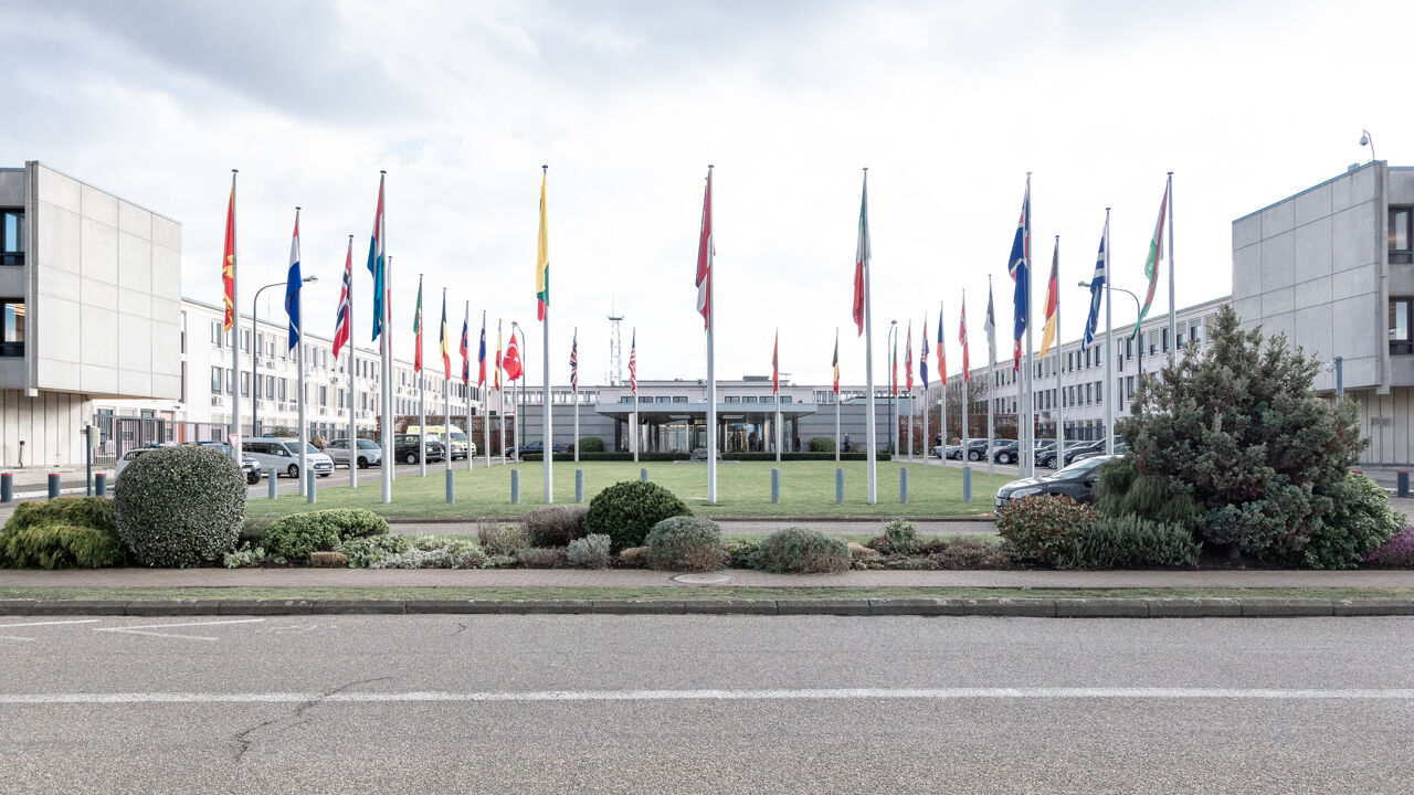 Hoofdingang van het voormalige NAVO-complex Hoofdingang van het voormalige NAVO-complex