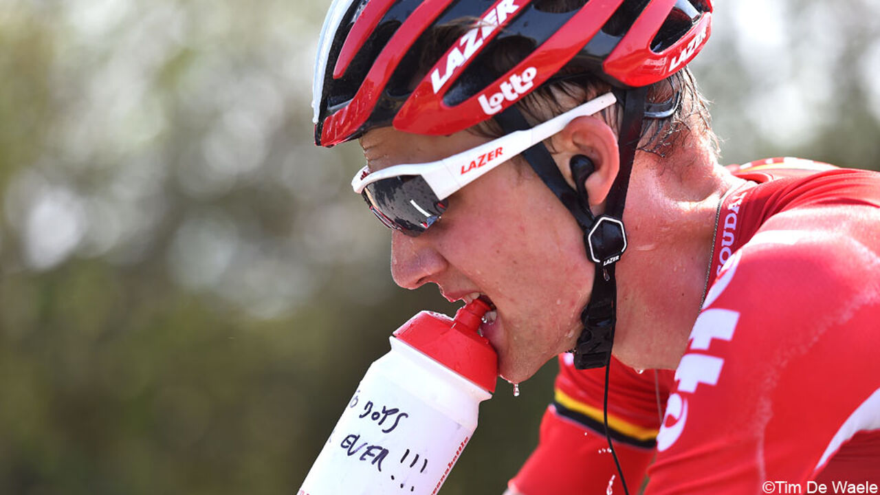 Tim Wellens probeert zijn vochtverlies bij te drinken.