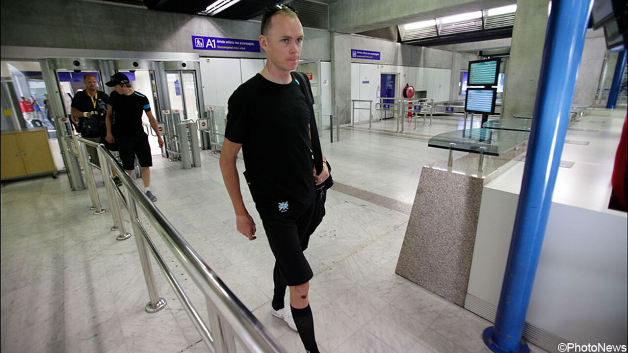 Chris Froome kiest voor compressiekousen bij een vliegtuigreis tijdens de Tour de France.