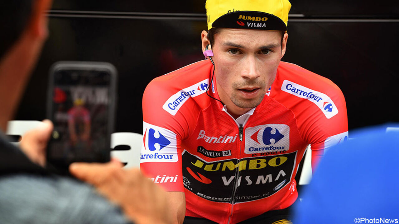 Primoz Roglic kruipt na een etappe in de Vuelta nog even op de rollen om het herstel te bevorderen.