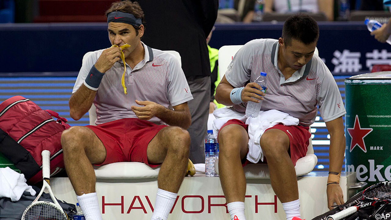 Ook Roger Federer lust wel eens een banaantje tijdens een wedstrijd.