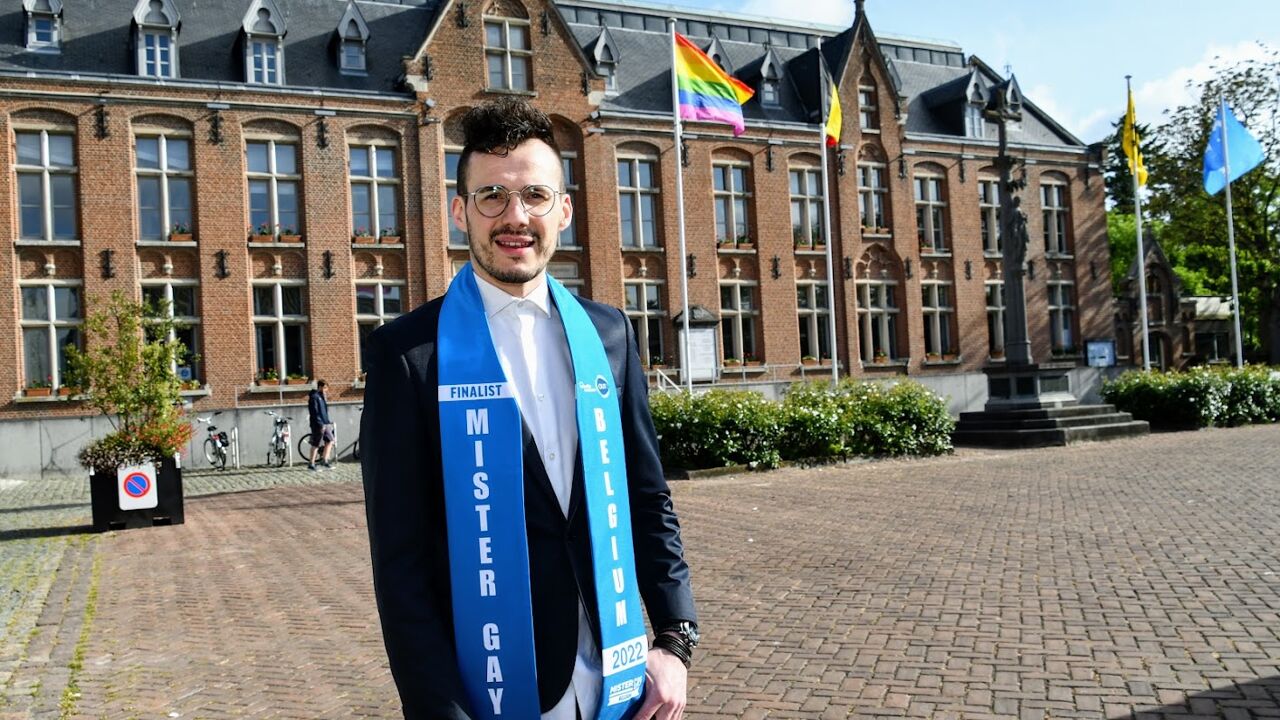 Finalist Mister Gay Belgium Hijst Regenboogvlag In Beernem Vrt Nws