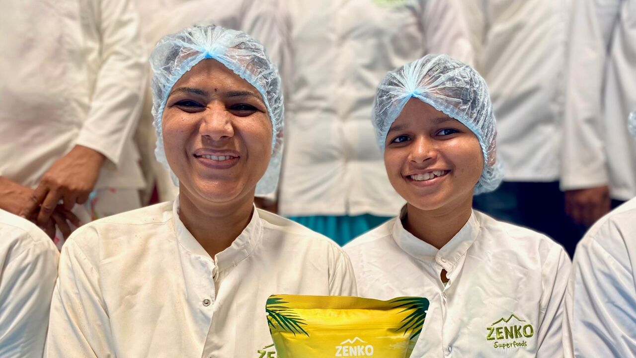 Make in India: 2 arbeidsters maken gezonde snacks in de fabriek van Zenko Superfoods in Pune Make in India: 2 arbeidsters maken gezonde snacks in de fabriek van Zenko Superfoods in Pune