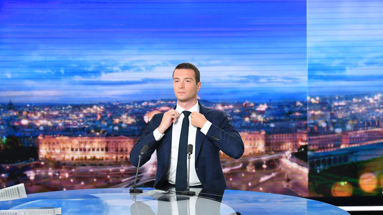 Jordan Bardella bereidt zich voor op een uitzending op TF1. Jordan Bardella bereidt zich voor op een uitzending op TF1.