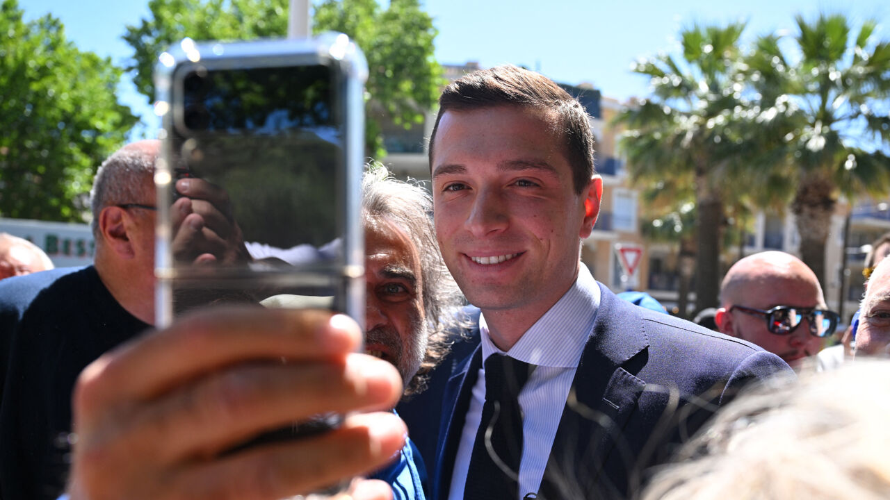 Altijd met de glimlach: Jordan Bardella poseert voor een selfie met een aanhanger. Altijd met de glimlach: Jordan Bardella poseert voor een selfie met een aanhanger.