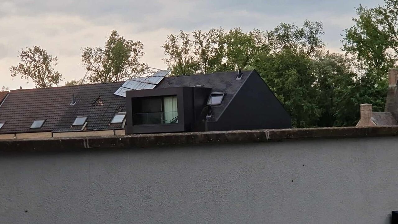Losgekomen zonnepanelen in Denderhoutem gisteren. Losgekomen zonnepanelen in Denderhoutem gisteren.
