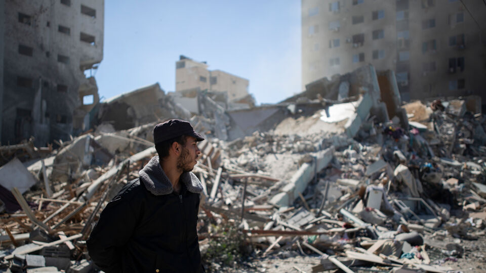 Een torengebouw met kantoren van de internationale pers stort in na een Israëlisch bombardement in Gaza Een torengebouw met kantoren van de internationale pers stort in na een Israëlisch bombardement in Gaza
