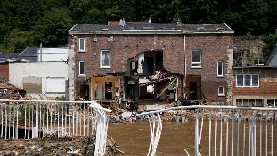 Van het witte huis links tot het lagere huis met bruine bakstenen helemaal rechts: allemaal moeten ze worden afgebroken. Van het witte huis links tot het lagere huis met bruine bakstenen helemaal rechts: allemaal moeten ze worden afgebroken.