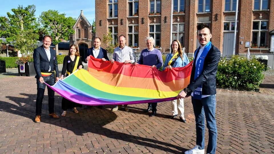 Finalist Mister Gay Belgium Hijst Regenboogvlag In Beernem Vrt Nws