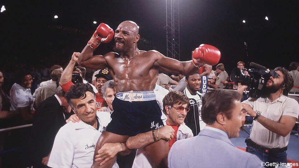 Marvin Hagler wordt op de schouders gehesen na zijn overwinning, op 15 april 1985. Marvin Hagler wordt op de schouders gehesen na zijn overwinning, op 15 april 1985.