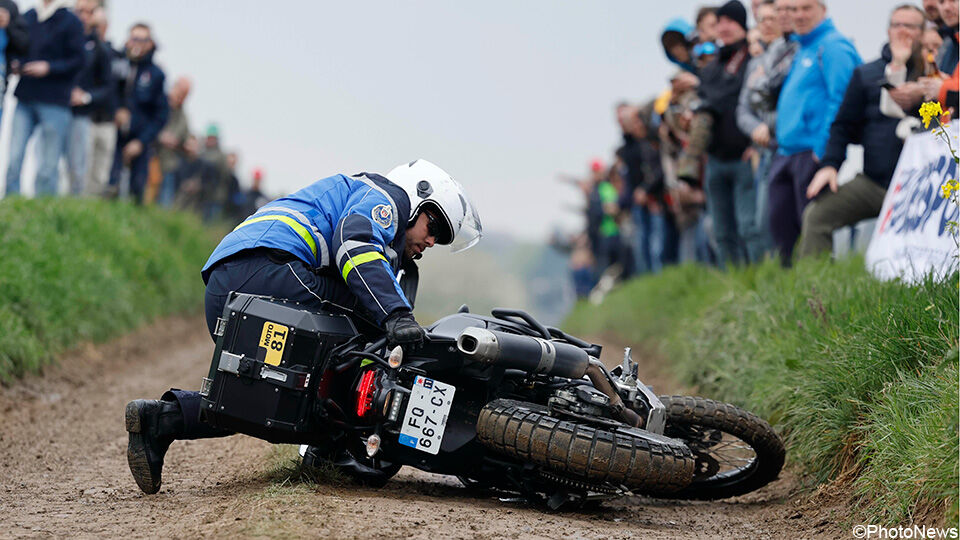 Een motard van de Franse gendarmerie gleed weg op de modderige kasseien. Een motard van de Franse gendarmerie gleed weg op de modderige kasseien.