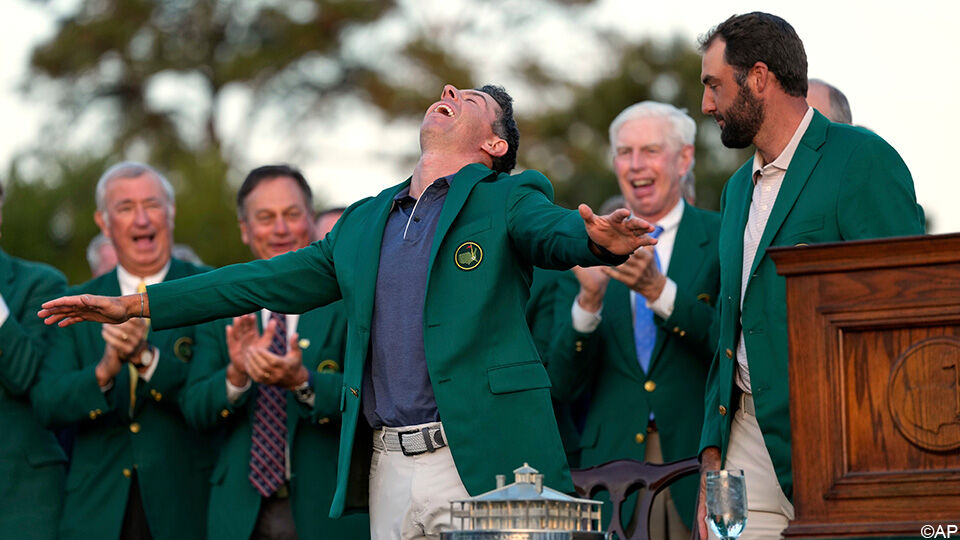 Rory McIlroy is in extase wanneer hij eindelijk het felbegeerde groene jasje van de Masters mag aantrekken. Rory McIlroy is in extase wanneer hij eindelijk het felbegeerde groene jasje van de Masters mag aantrekken.