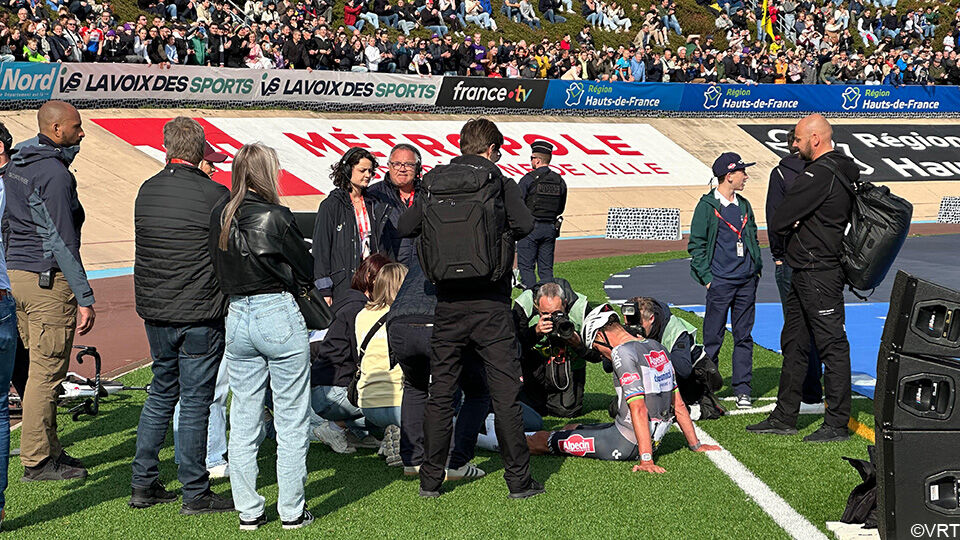 Renaat legt een hijgende Mathieu van der Poel vast op het middenplein van de Vélodrome. Renaat legt een hijgende Mathieu van der Poel vast op het middenplein van de Vélodrome.