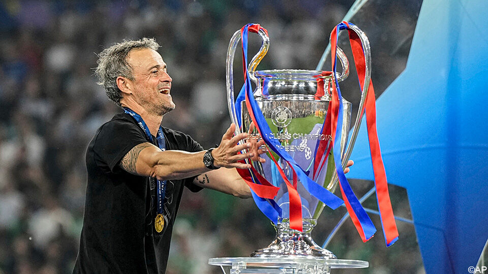 Luis Enrique omarmt de Beker met de Grote Oren.
