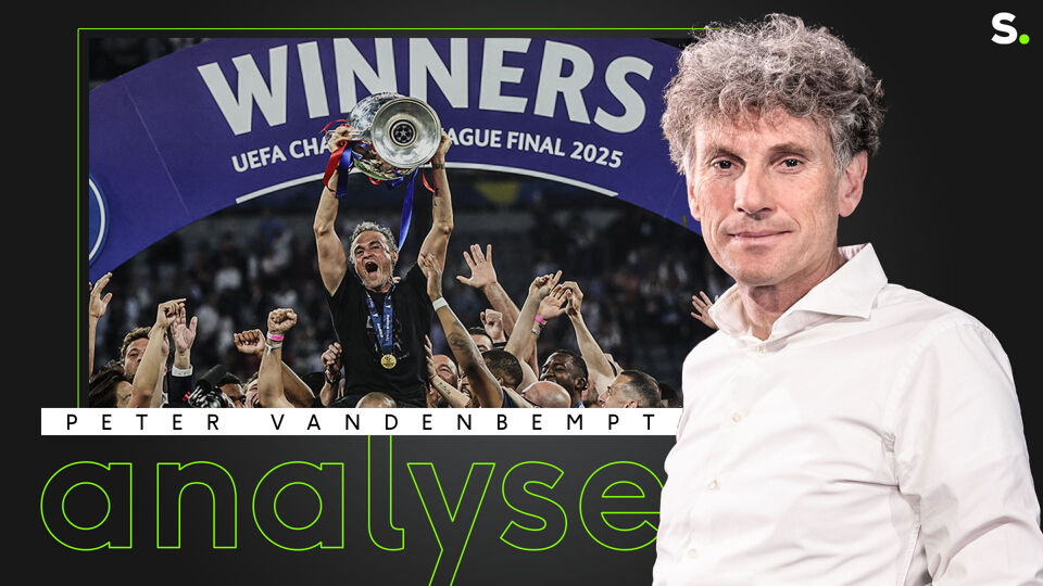 Peter Vandenbempt met op de achtergrond een foto van Luis Enrique