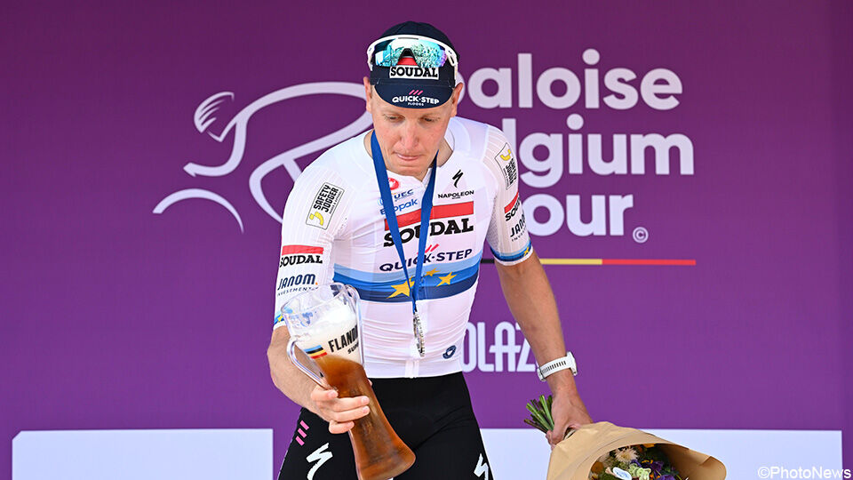 Merlier geniet van een pint Super 8 op het podium.