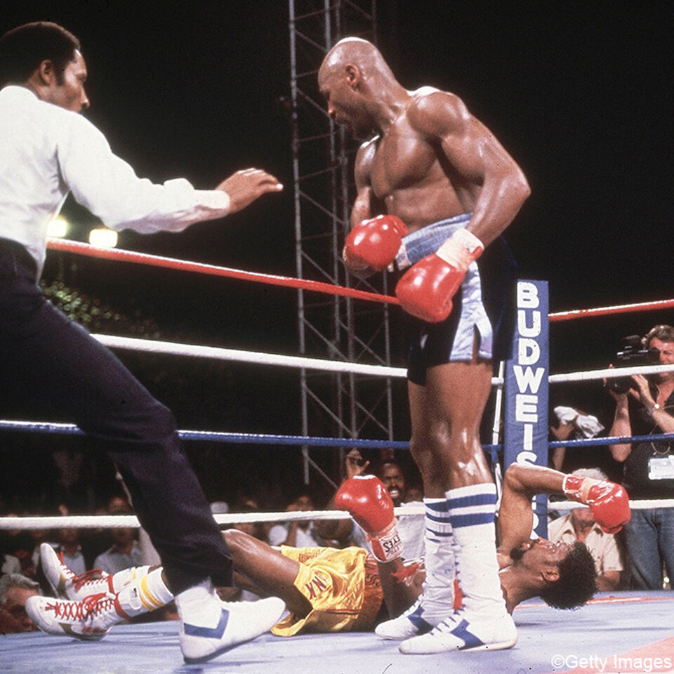 Thomas Hearns ligt languit op het canvas na de genadestoot van Hagler. Thomas Hearns ligt languit op het canvas na de genadestoot van Hagler.