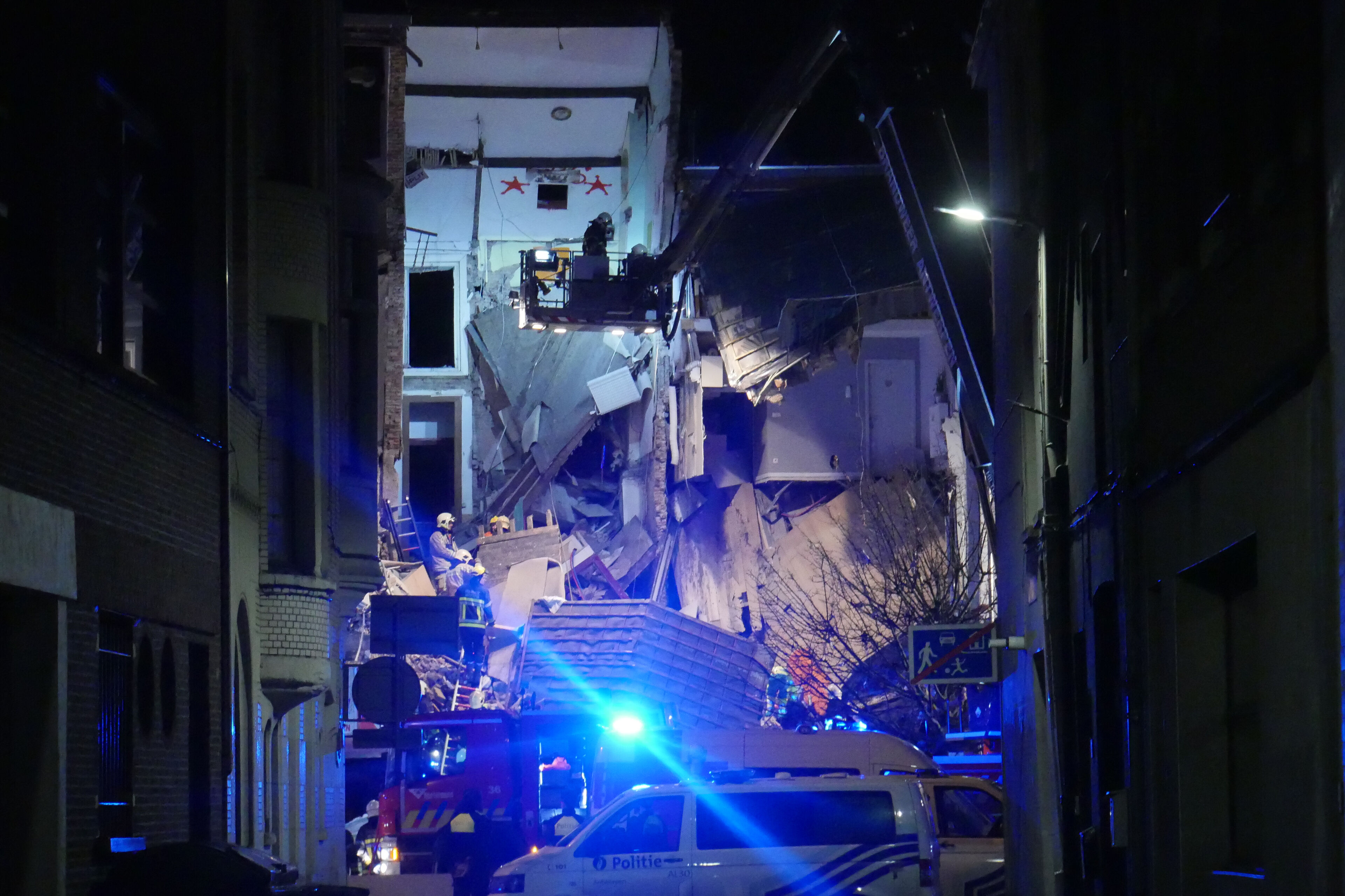 Gebouw Ingestort In Antwerpen: Zeker 14 Gewonden, Zoektocht Onder Puin ...