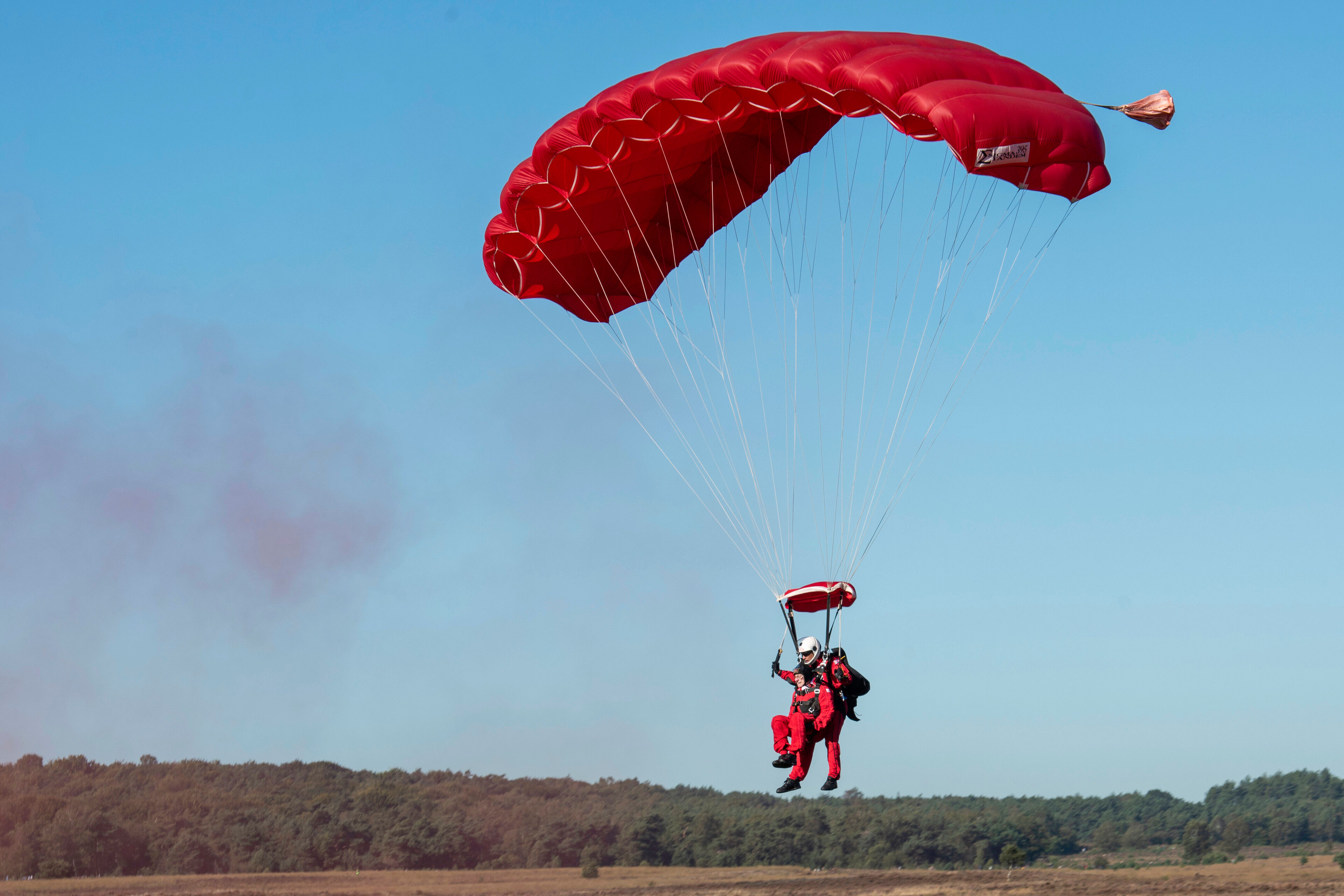 Britse WOII-veteraan (97) Herbeleeft Parachutesprong Van 75 Jaar ...