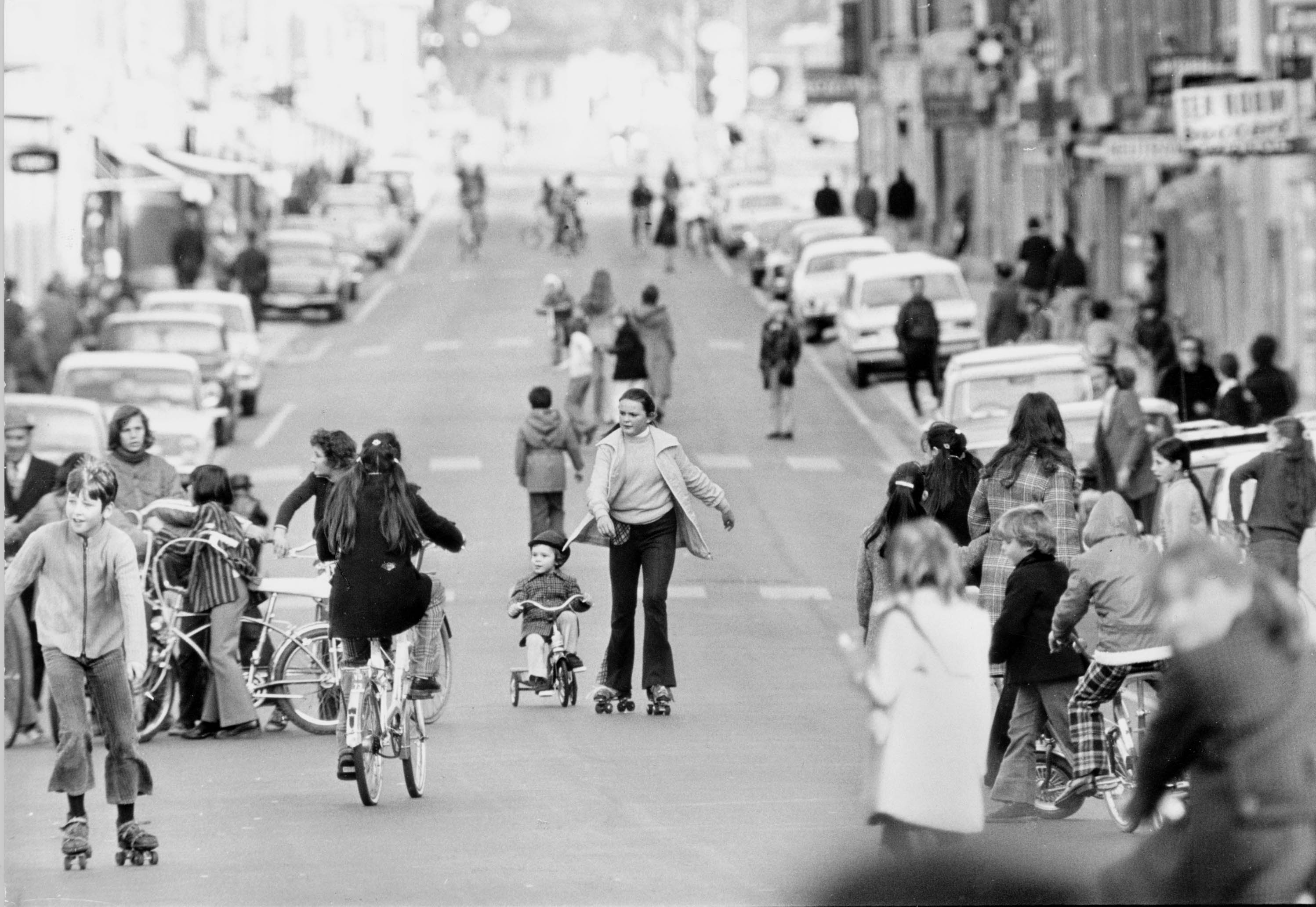 Lege Snelwegen En Spelende Kinderen Op Straat: Krijgen We Door Oorlog ...