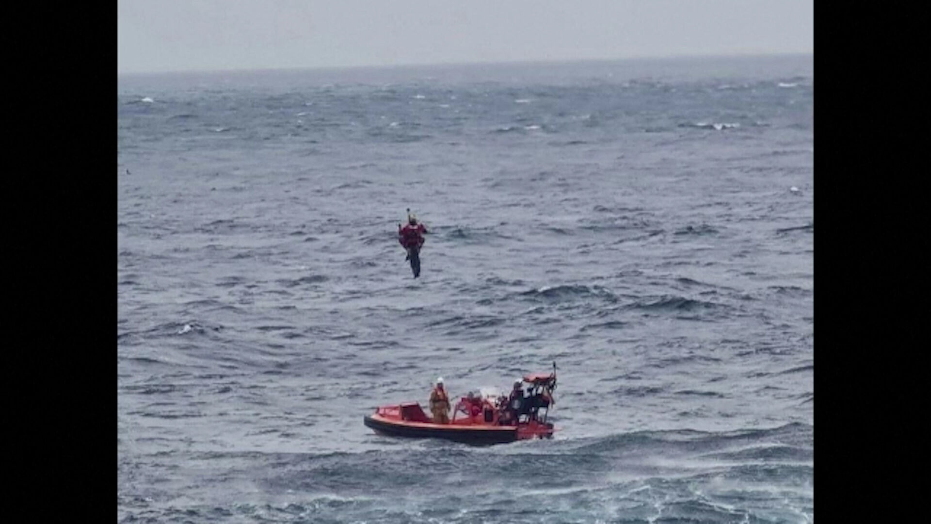 Franse Zeiler Overleeft 16 Uur Onder Gekapseisde Boot Op Een Onstuimige ...