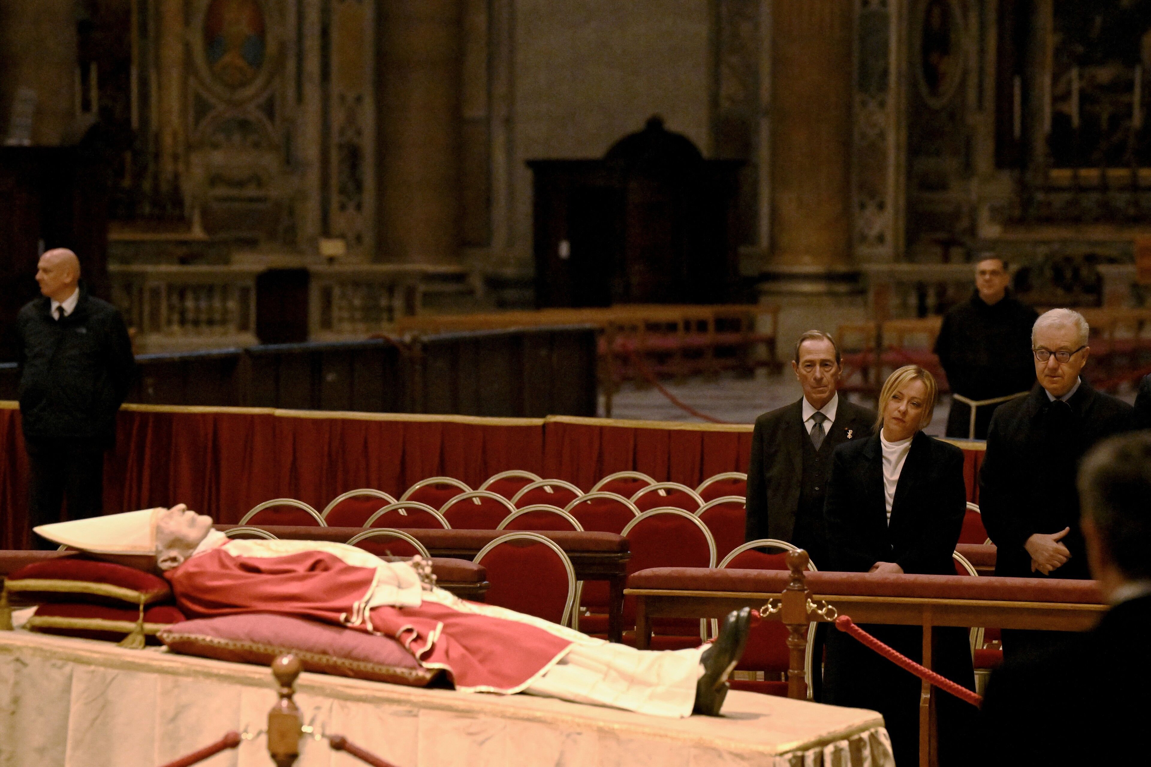 Benedictus XVI opgebaard in Sint-Pietersbasiliek: Italiaans premier ...