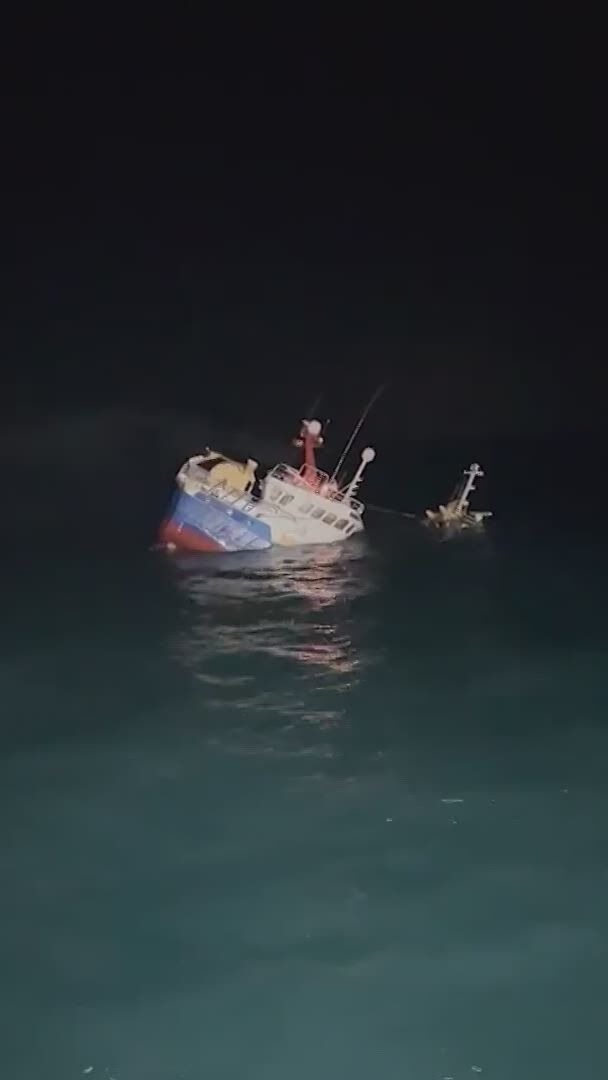 Video Belgian trawler sinks off Cornwall VRT NWS news
