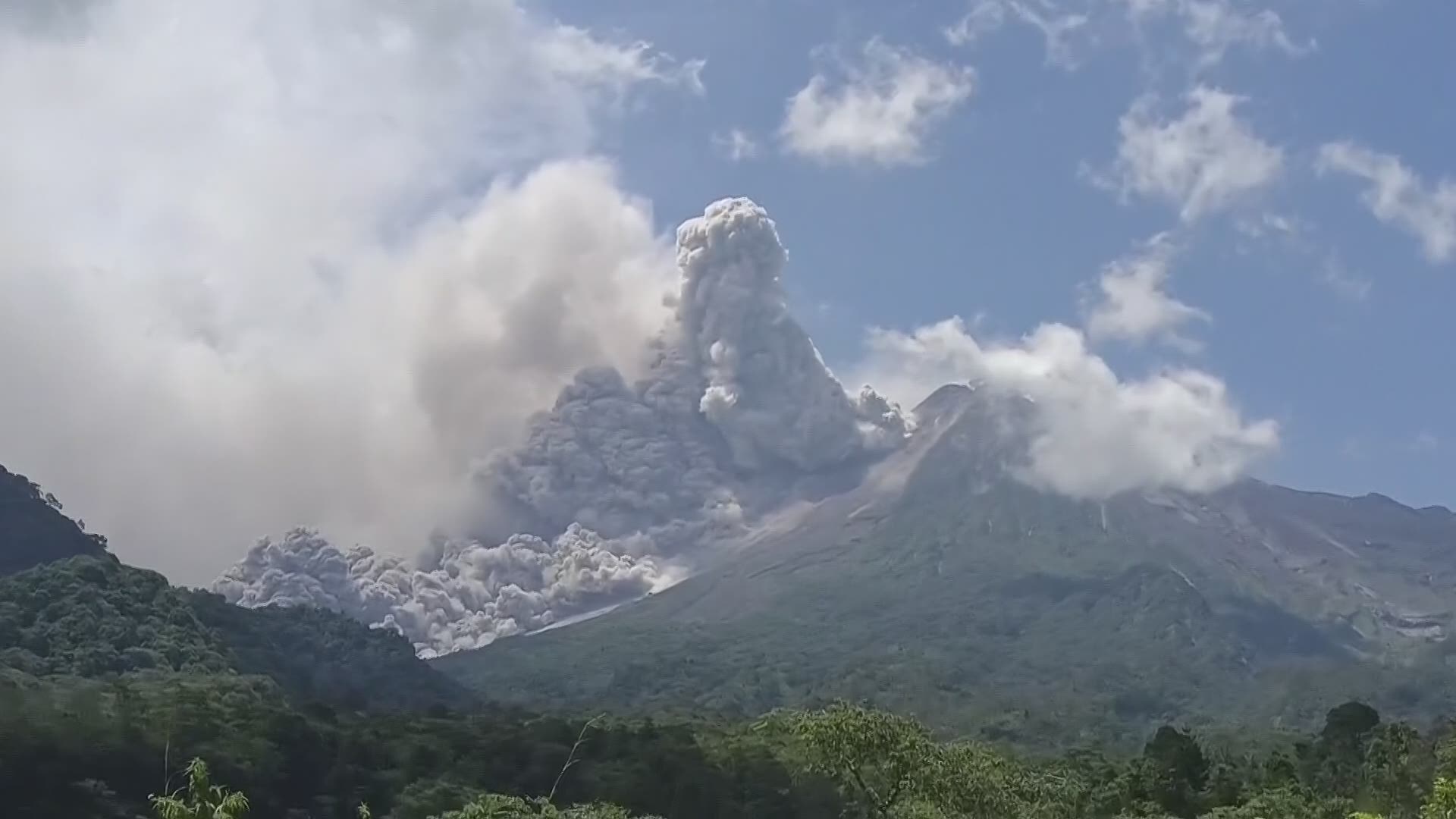 Merapi-vulkaan in Indonesië is opnieuw uitgebarsten | VRT NWS: nieuws