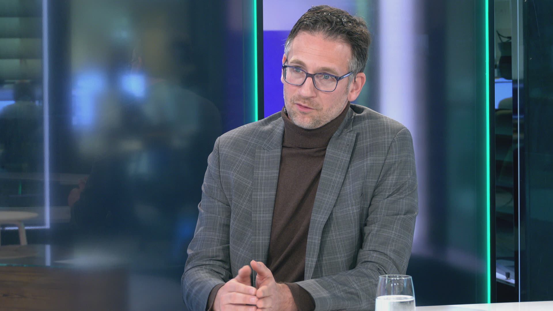 "Geef geen dure, snelle wagens aan jonge voetballers