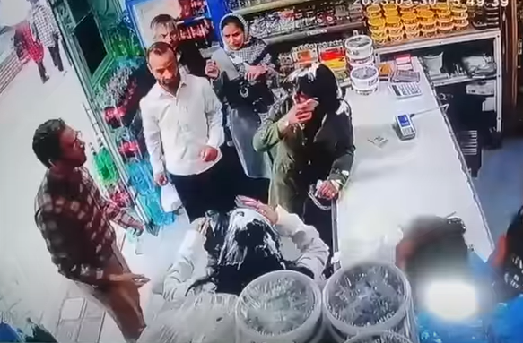 Opvallend Incident In Iran: Man Besmeurt Twee Vrouwen In Een Winkel ...