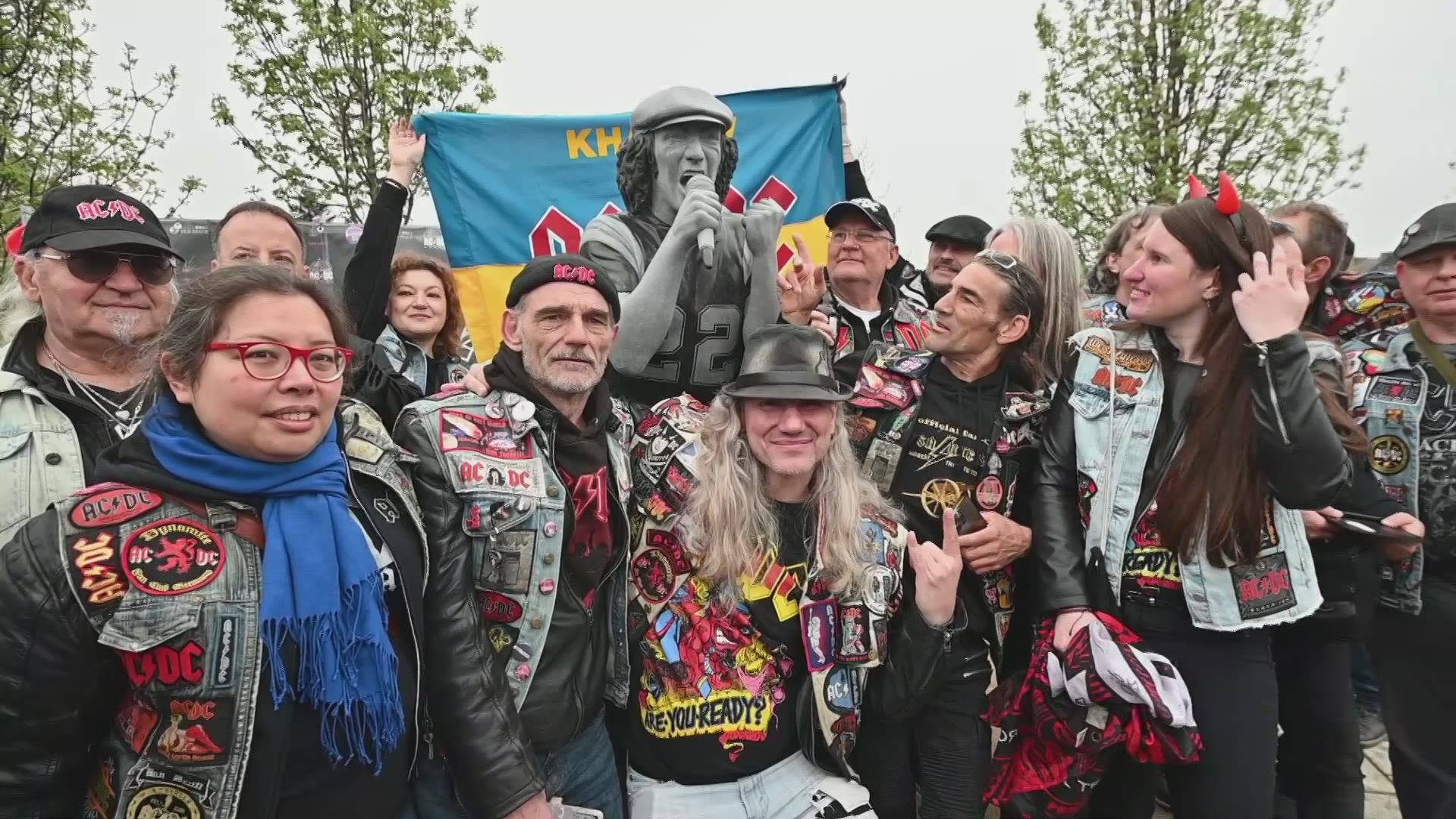 Zanger van AC/DC krijgt standbeeld in Namen, en dat heeft alles te ...