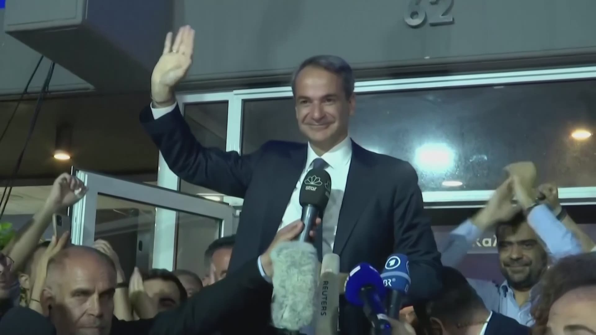 Griekse premier Mitsotakis wint overtuigend verkiezingen,