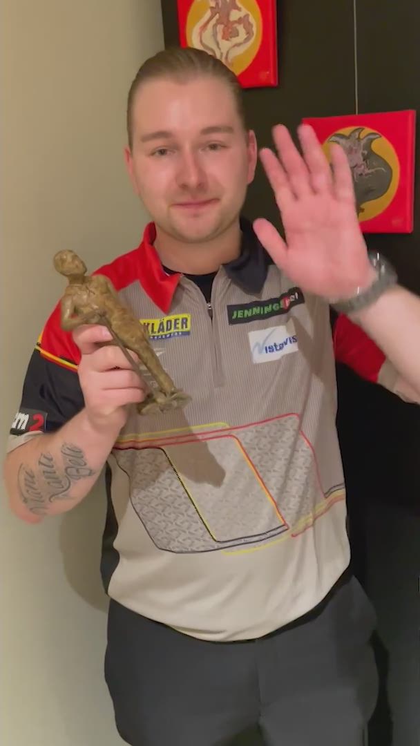 BEKIJK Dartsspeler Dimitri Van den Bergh krijgt Grote Stroboer, prijs