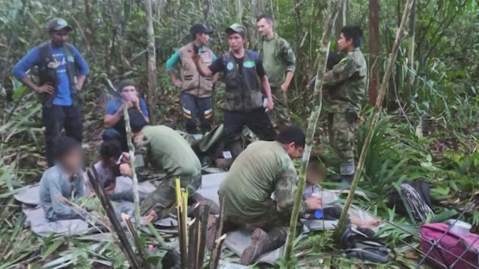 Vier vermiste kinderen 40 dagen na vliegtuigcrash levend teruggevonden