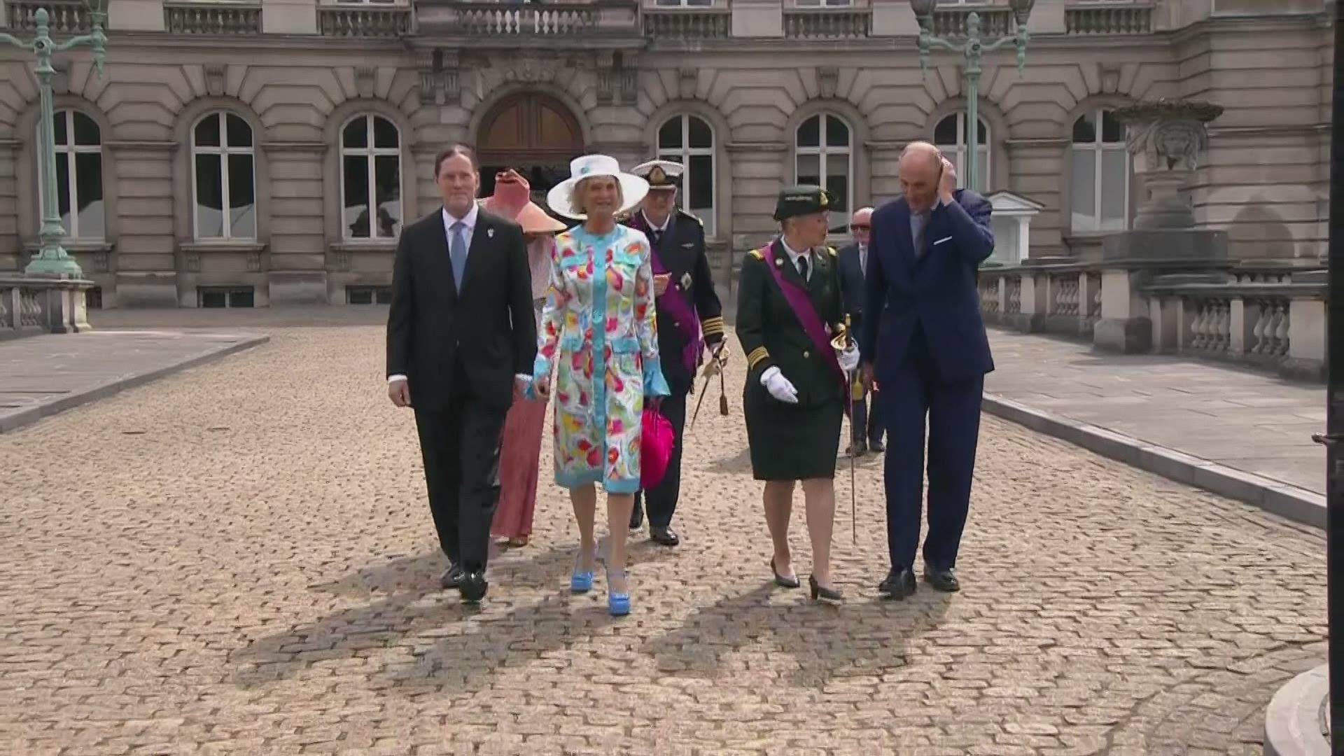 Koning Filip speelt piano, traantjes wegpinken bij het defilé en
