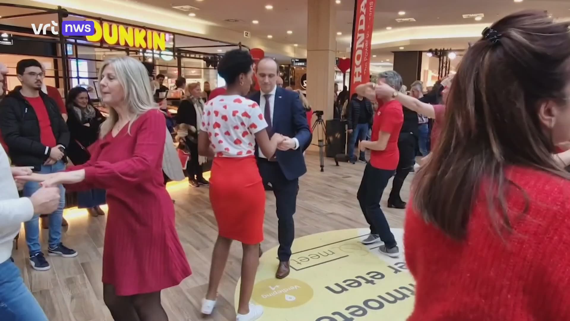 Salsa dansen tegen eenzaamheid in Shopping 1 in Genk VRT NWS nieuws