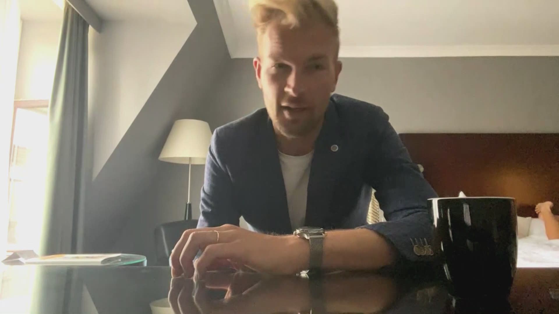 De Truc Met De Koffiekop Sporza Commentator Peter Vandenbempt Lacht Met Blote Benen Bij Ruben