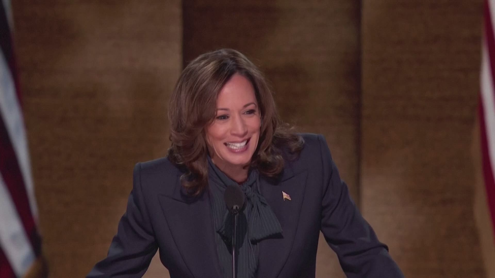 Kamala Harris Aanvaardt Democratische Nominatie En Belooft "verbinding ...