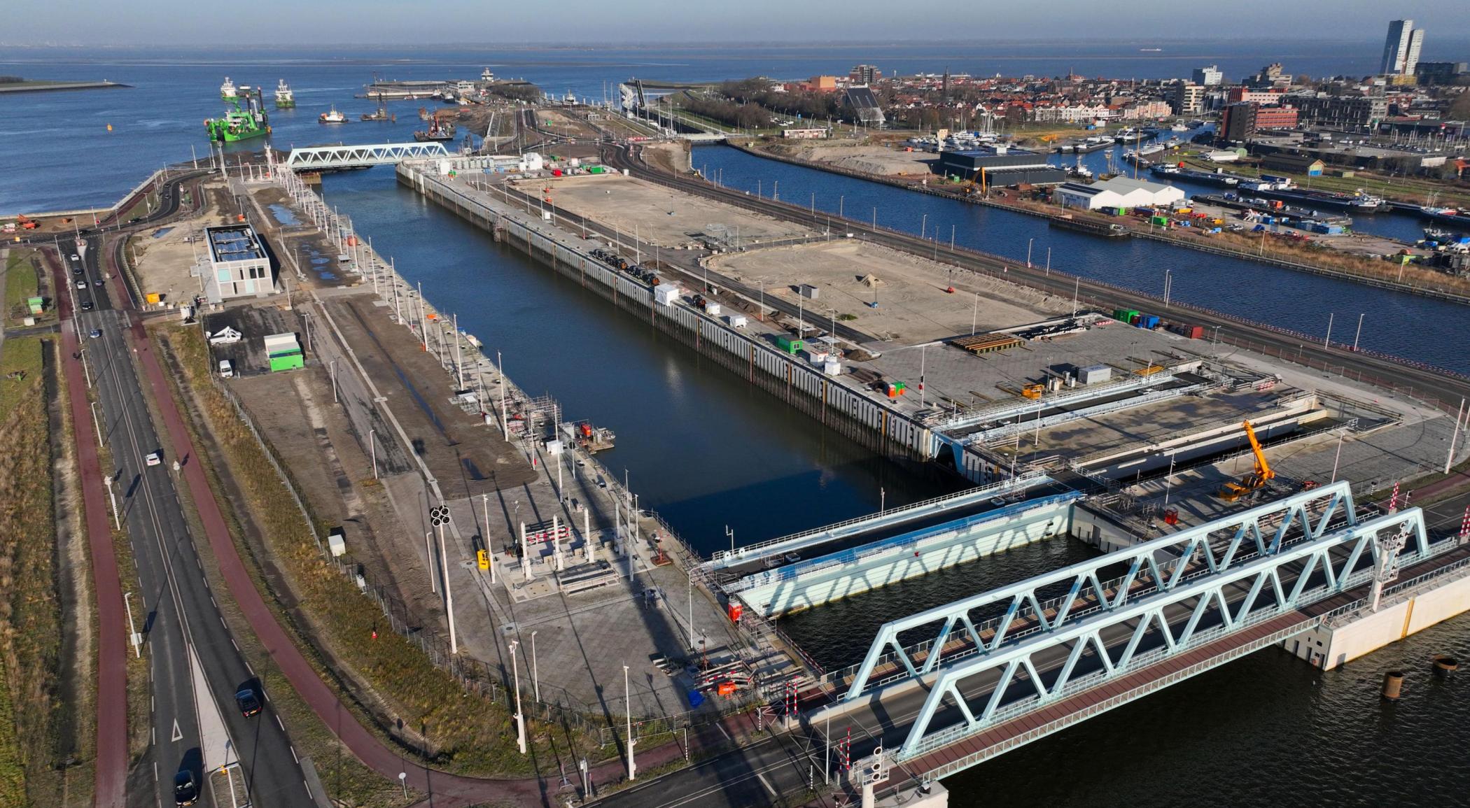 Nieuwe Sluis laat nog grotere zeeschepen toe op Kanaal Gent-Terneuzen ...