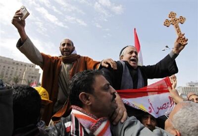 Een moslim en een christen, zij aan zij op Tahrir in 2011.