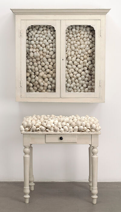 Armoire blanche et table blanche (MoMA, New York)