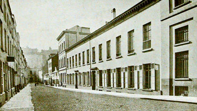 Isabellastraat. De lange witte gevel is het pensionaat Heger.