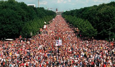 Een beeld genomen tijdens de Love Parade in 1997. Zo'n 750.000 feestvierders genoten toen in Berlijn.