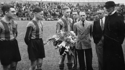 Kanunnik Dessain (rechts) in 1947 bij een wedstrijd FC Malinois-FC Liegèois