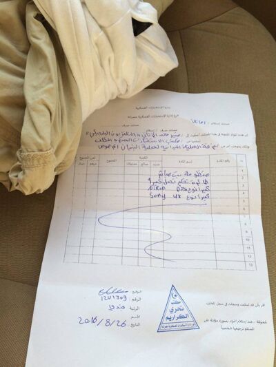 Met dit papier, dat bewijst dat ze onze camera’s hebben afgepakt, moeten we naar Misrata.