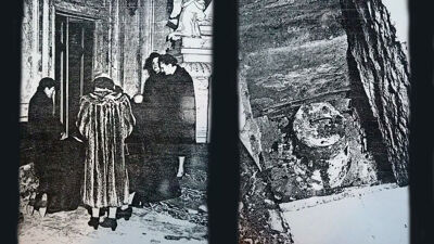 Foto's uit 1955: de personaliteiten rondom de geopende grafruimte (L), de holte met de urne (R)