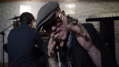 Gavin Friday zingt 'Au suivant' van Jacques Brel, begeleid door Dimitri op de piano